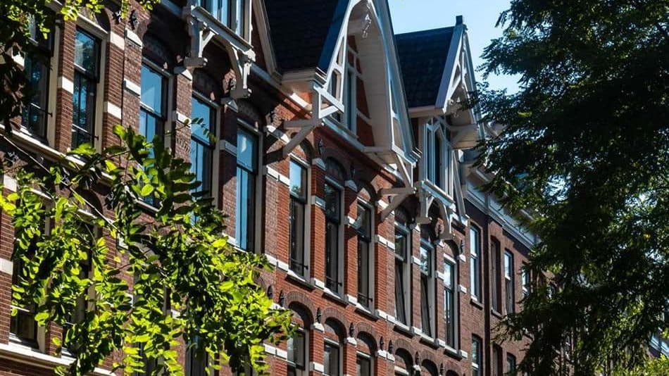 Straat met Rotterdamse portiekwoningen en hun gezamenlijke entrees