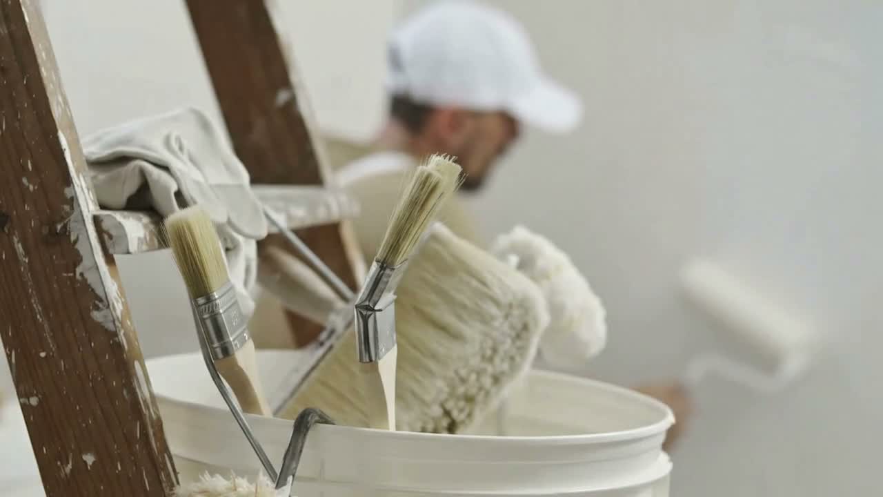 Schilder aan het werk in een woning