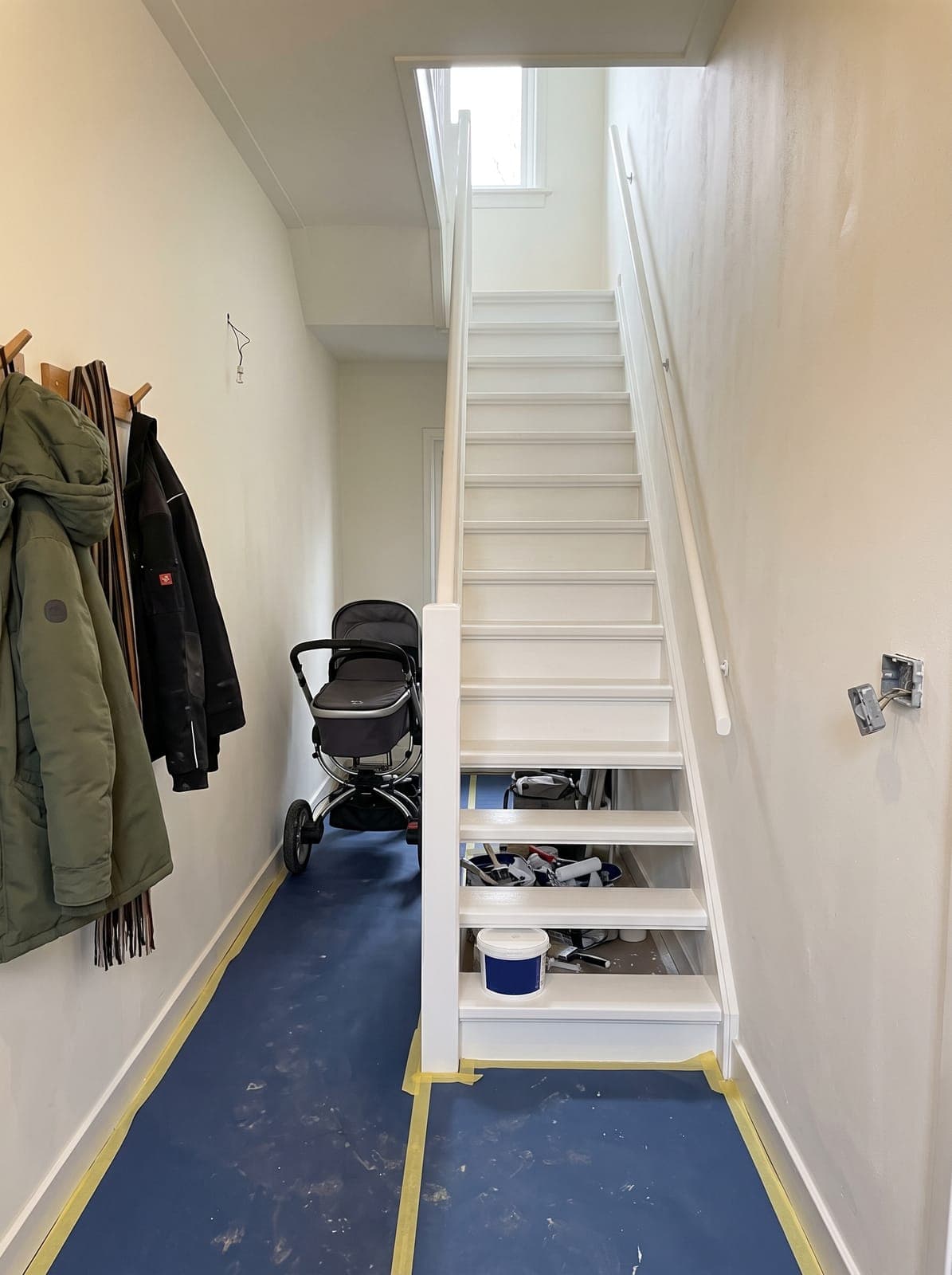 Trapportaal in aanbouw, klaargezet met verfmateriaal tijdens een schilderklus
